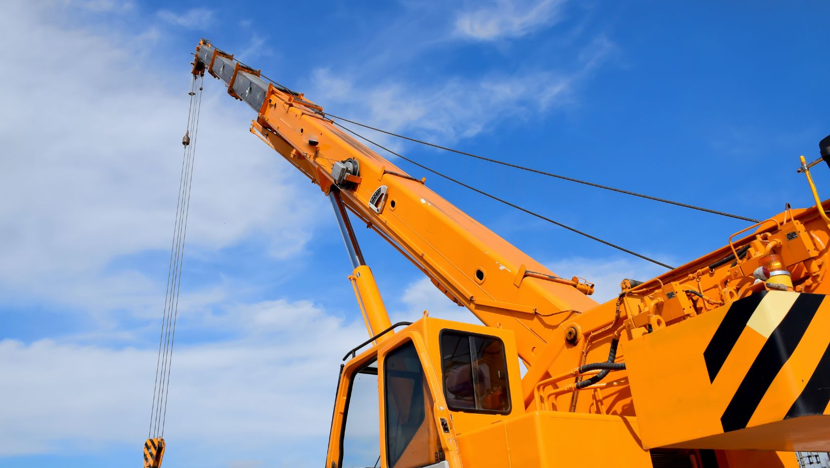 a truck mounted crane with a hydraulic boom